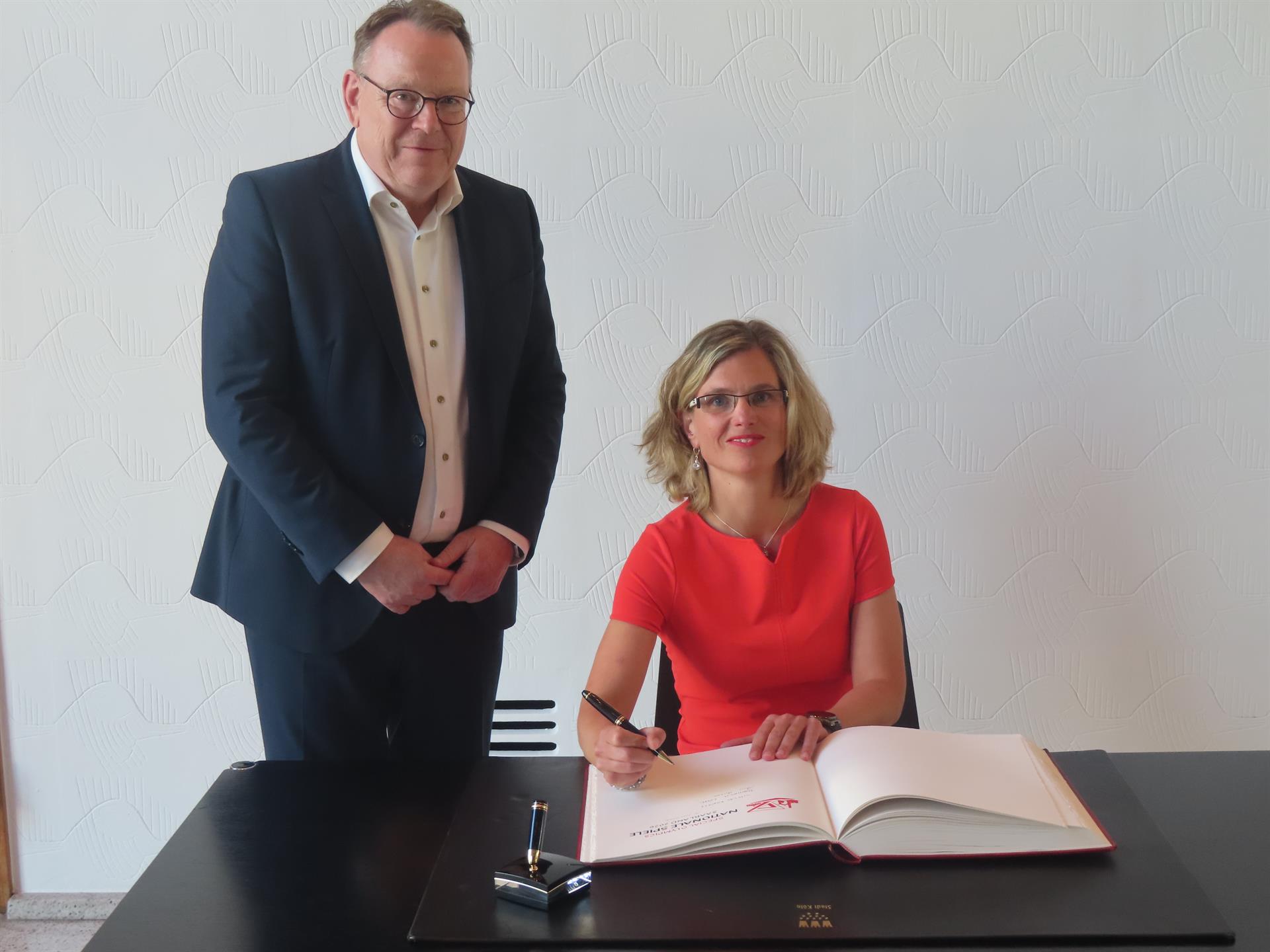 Nach Sieg bei Special Olympics steht Anne Vriesen im Goldenen Buch der Stadt Köln