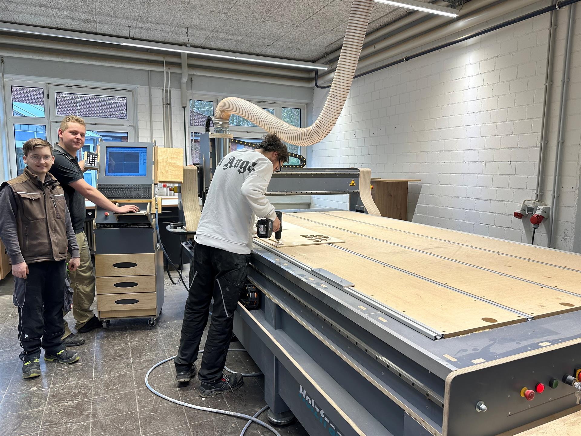 Holzwerkstatt freut sich über neue CNC-Fräse 